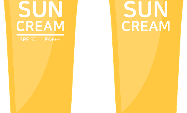 Na grafice widzimy dwa kremy przeciwsłoneczne. Tubki są w kolorze żółtym, natomiast nakrętki w kolorze czerwonym.