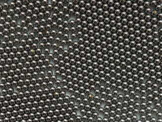 Grafika przedstawia stalowe kulki na białym tle.